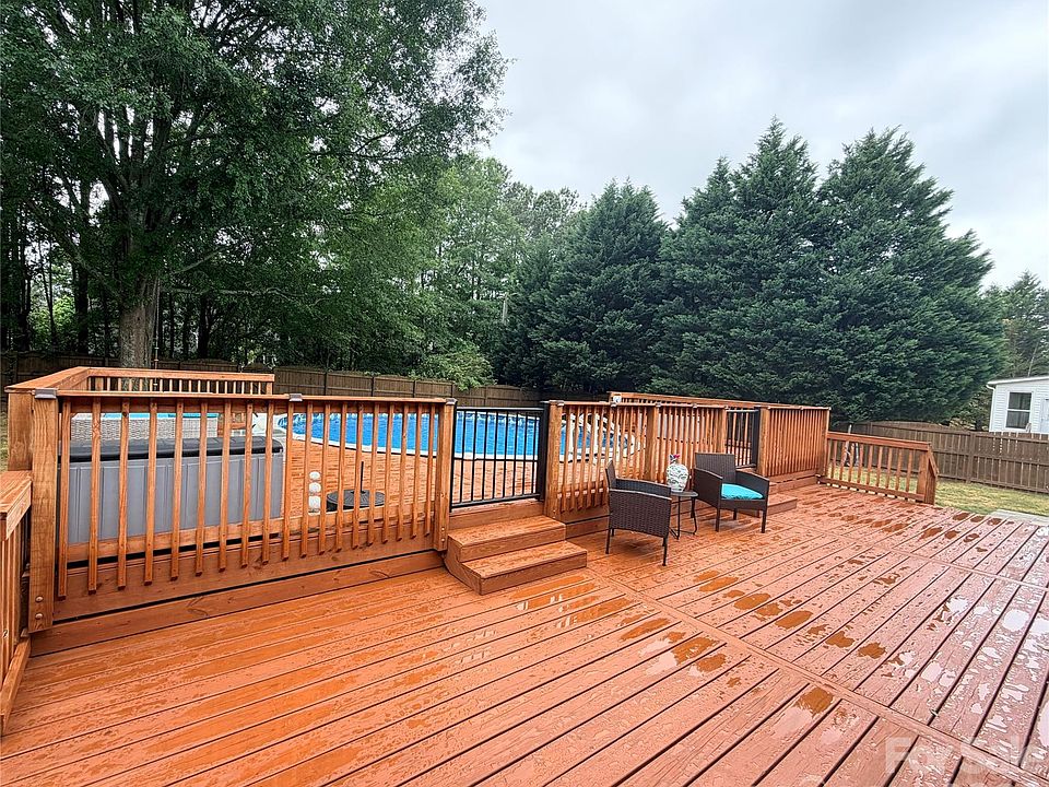 2nd image of 1689 Willowbrook Dr