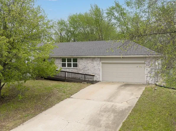 505 Laughlin Dr, Tonganoxie, KS 66086