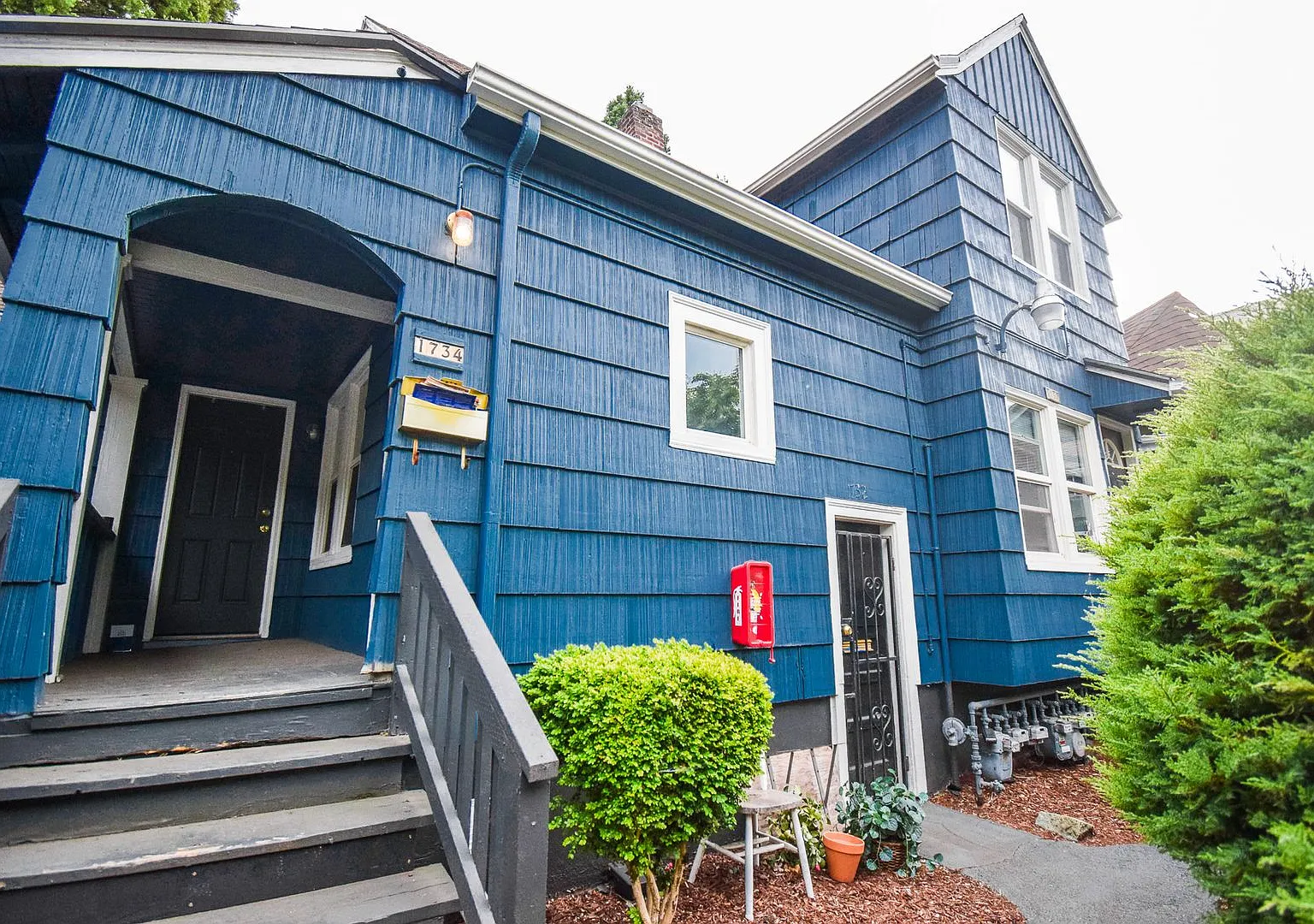 Upstairs 2BDRM Apartment in NE Portland! W/S/G included! — Photo 2