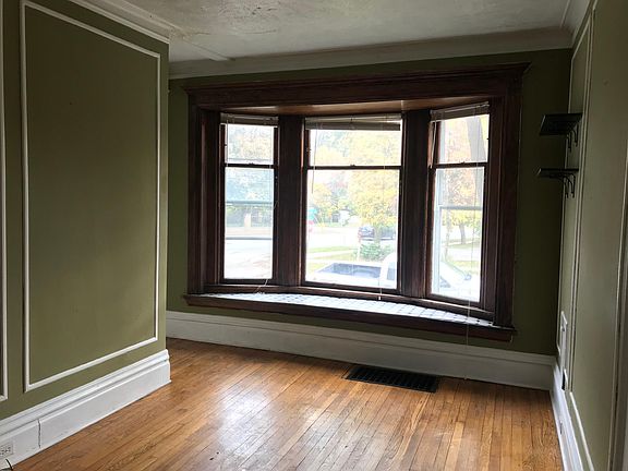 3rd image of 1040 Lake Dr SE