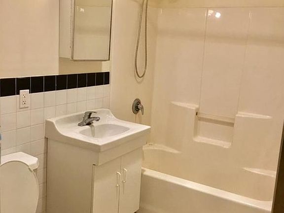 4th image of 2737 27th St APT 1C