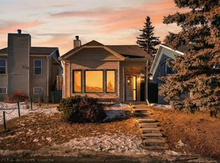 139 Castledale Way NE, Calgary, AB T3J 2A4