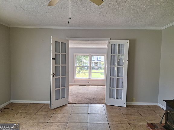 5th image of 102 Glenn St