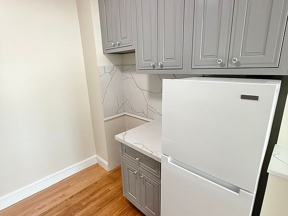 3rd image of 950 Bay St APT 16