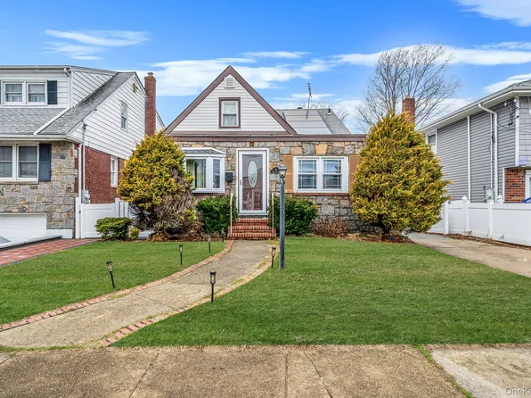 12 Edna Court, Valley Stream, NY 11580