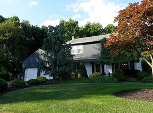 19 Lucille Ct, Edison, NJ 08820