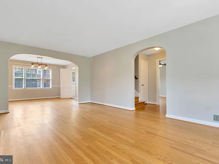 970 N Quintana St — Photo 3