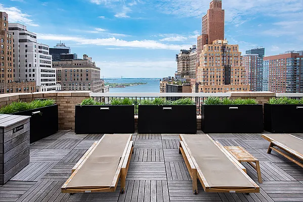 Sold by R New York | media 7
