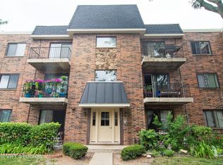 5407 Chateau Dr #5, Rolling Meadows, IL 60008