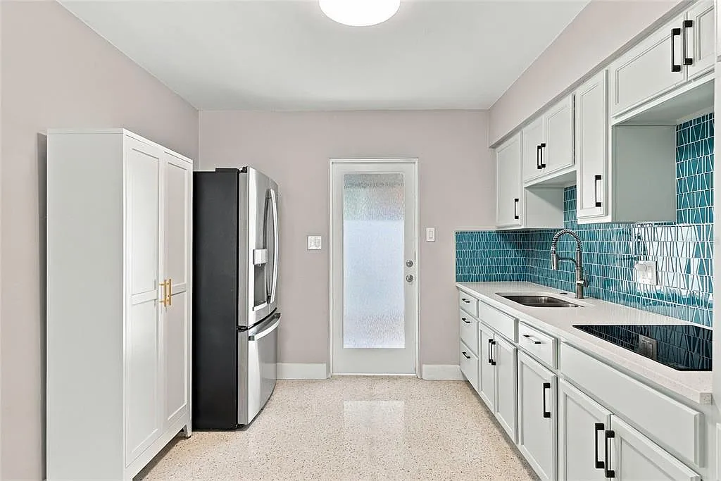 2 bed, 2.0 bath, 800 sqft, $2,450 — Photo 2