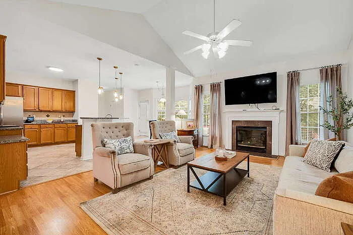 607 Green Garden Cir — Photo 10
