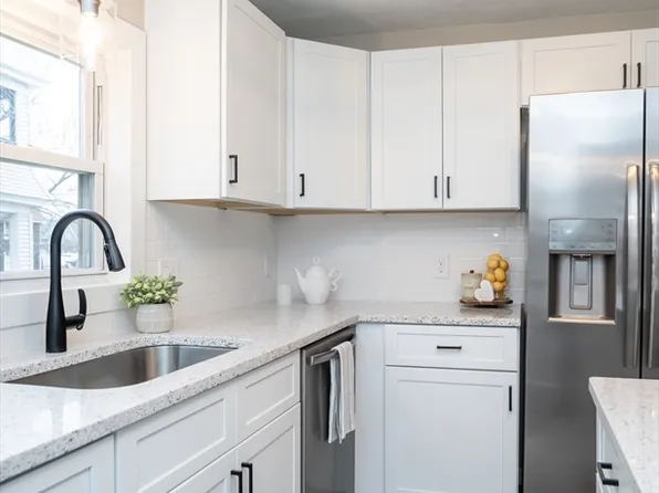 40 Hamburg St, Springfield, MA 01107