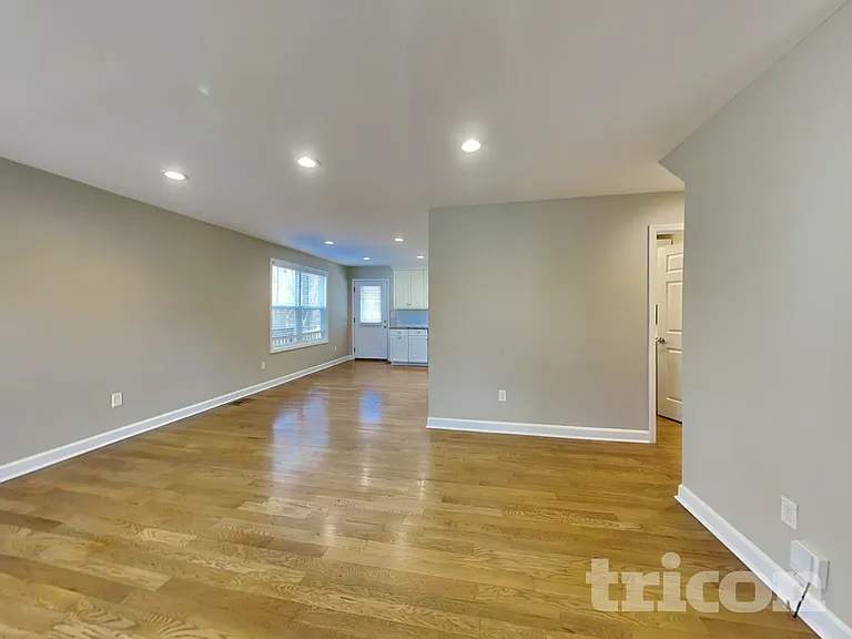 1026 Chelsea Dr — Photo 3