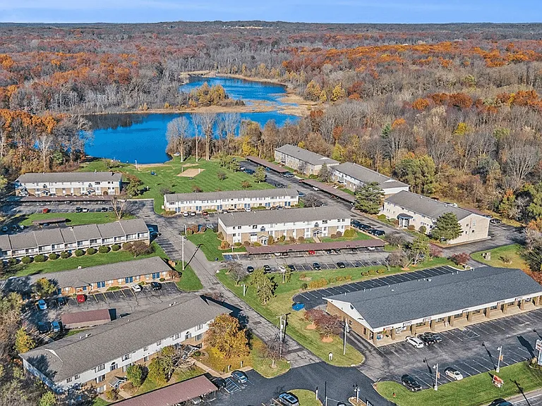 Lakeside Apartments — Photo 11