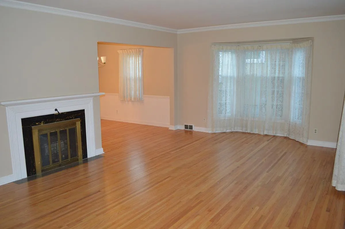 4 bed, 2.5 bath, 2633 sqft, $2,600 — Photo 2