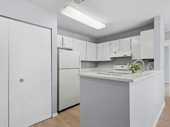 3rd image of 1911 N Hicks Rd APT 103