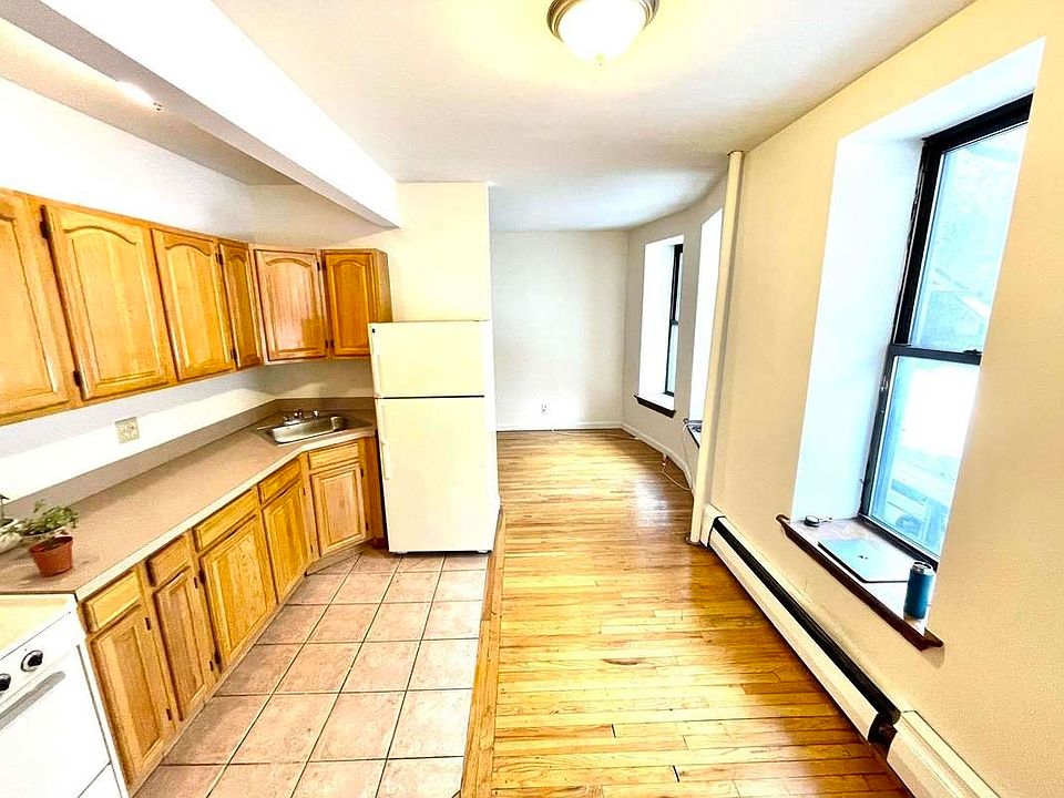 2nd image of 226 E 14th St APT 1S