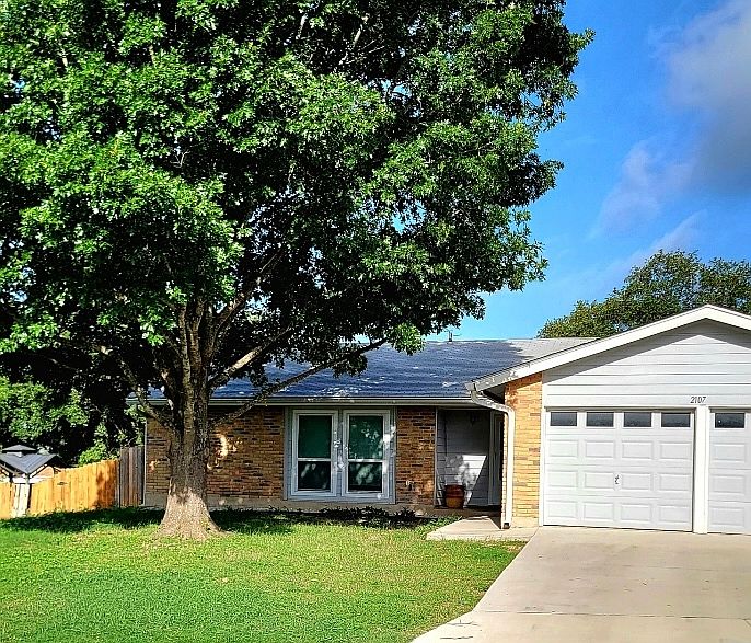 Front - mature red oak in front yard