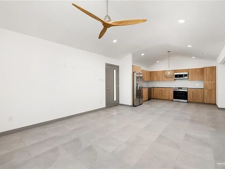 1316 E Hibiscus Ave — Photo 14