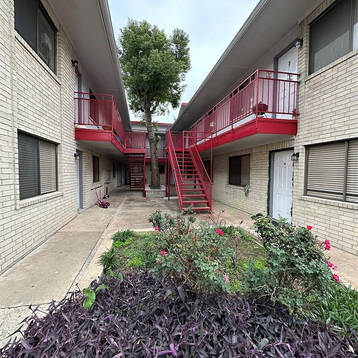 1 bed, 1.0 bath, 650 sqft, $950 — Photo 2