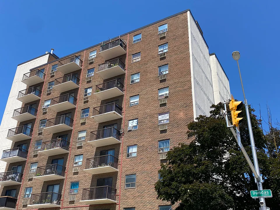 470 Dundas St
