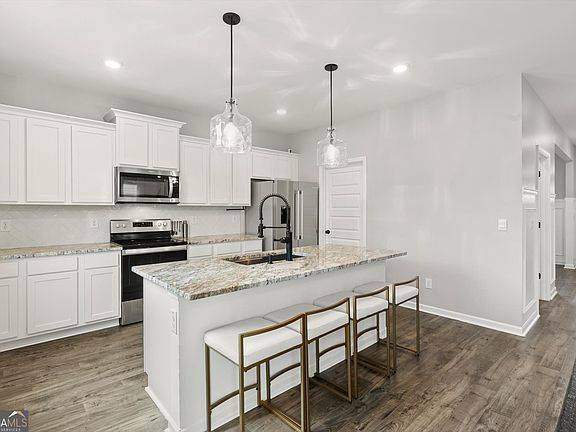 5th image of 391 Faulkner St
