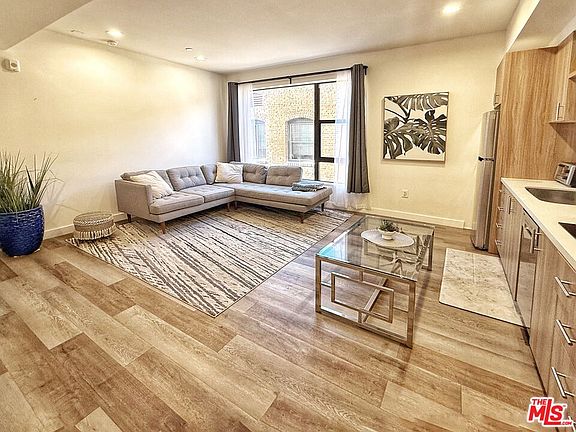 2nd image of 723 S Saint Andrews Pl #504