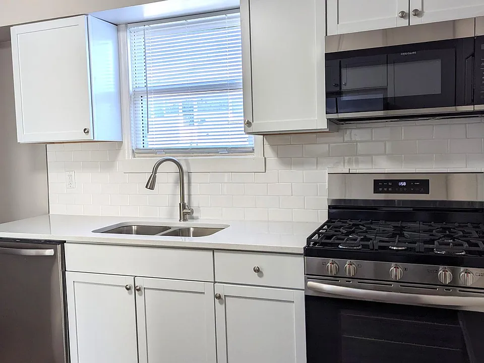 Washer/Dryer hookup left