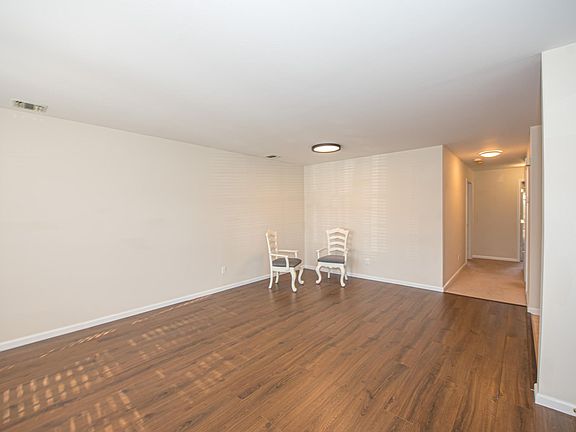 5th image of 1061 Savoy Dr
