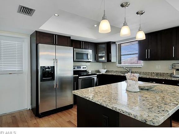 5th image of 374 Henderson Ct