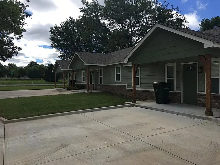215 Inola St — Photo 1