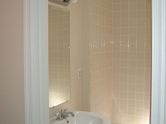 2nd Floor bath with tile