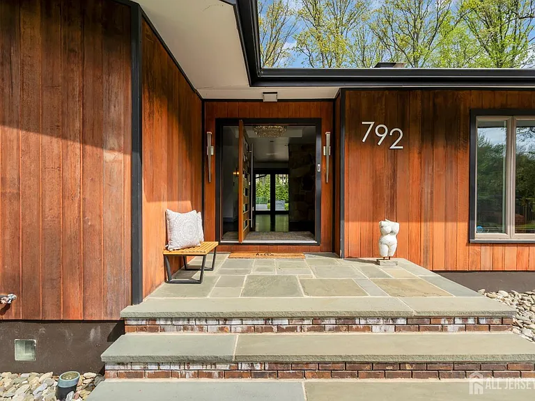 792 Partridge Dr — Photo 2