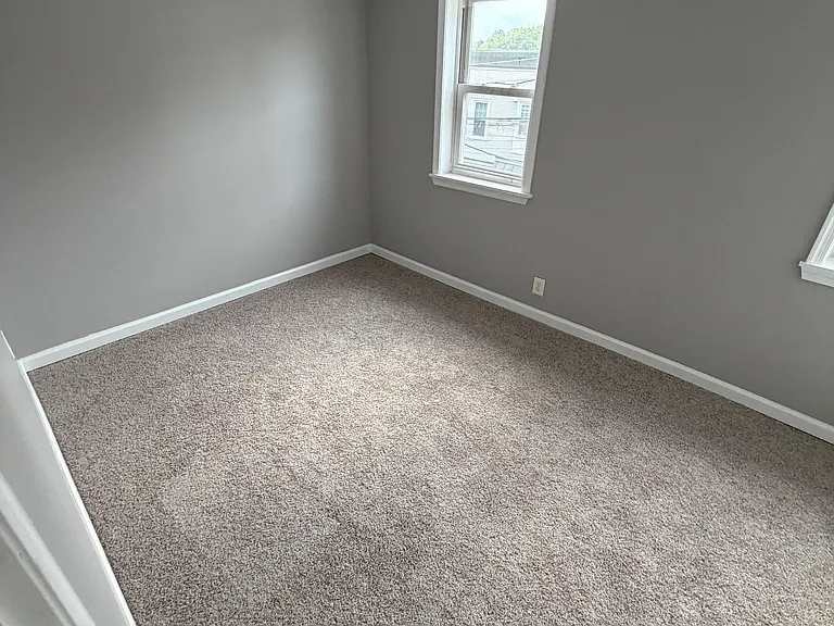 324 W Chestnut St — Photo 4