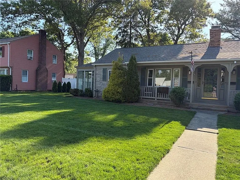 135 Park View Ave — Photo 1