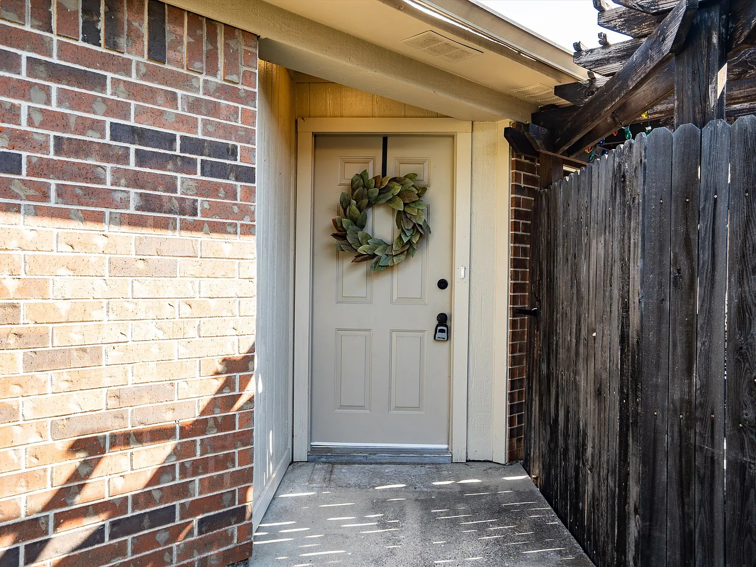 3 bed, 1204 sqft, $2,200 — Photo 3