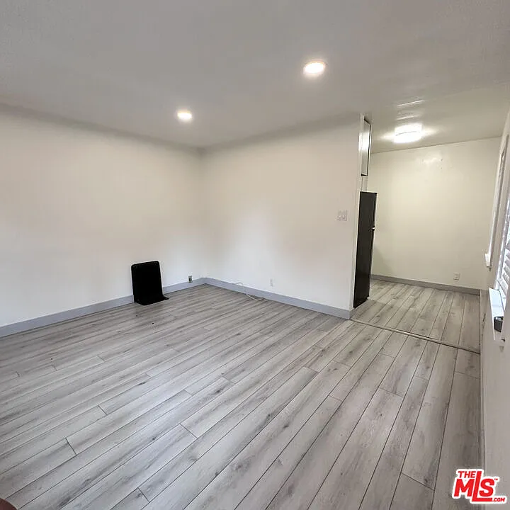 11223 Emelita St #1/4