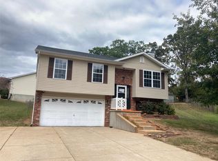 8 Adventura Dr, Festus, MO 63028