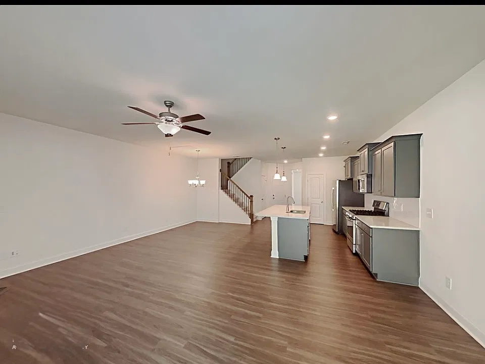 3 bed, 2.5 bath, 1877 sqft, $2,050 — Photo 2