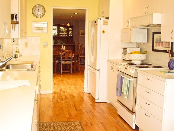 Bright modern kitchen