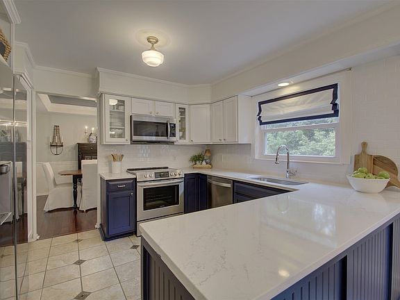 3rd image of 239 Farmington Dr