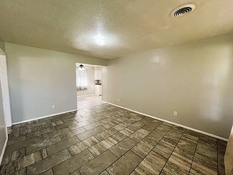824 NW 8th St — Photo 4