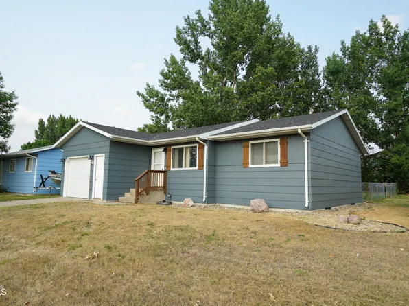 26 Gibbons Dr, Bismarck, ND 58504