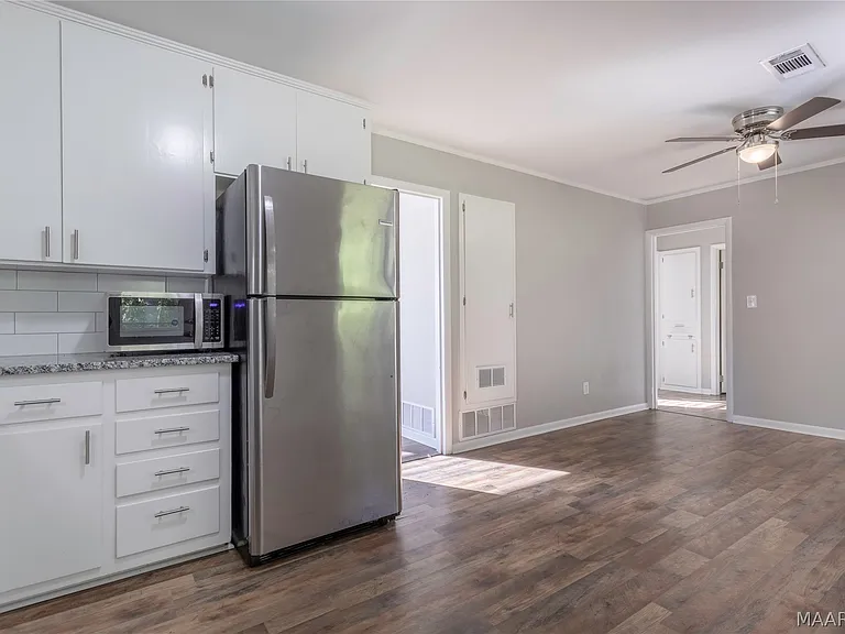221 Moncrief St — Photo 9