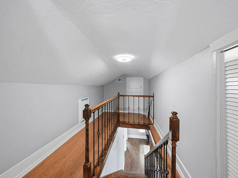741 E 9th St — Photo 16