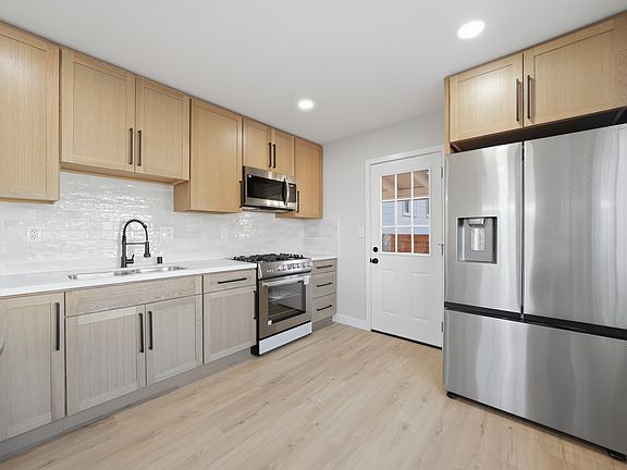 2nd image of 4667 Thorn St