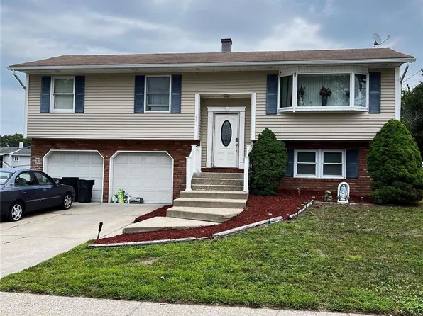 15 E Kennedy Drive #E, Centereach, NY 11720