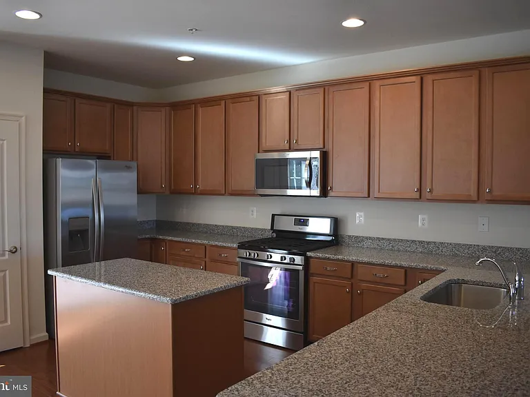 9421 Adelaide Ln — Photo 10