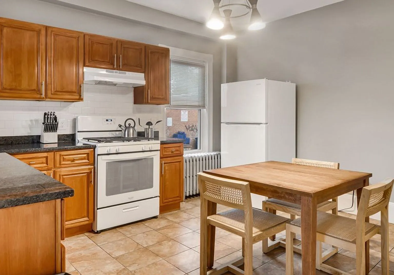 NO FEE Charming Lower Allston Duplex with New Hardwood Floors, Spacious Rooms — Photo 2