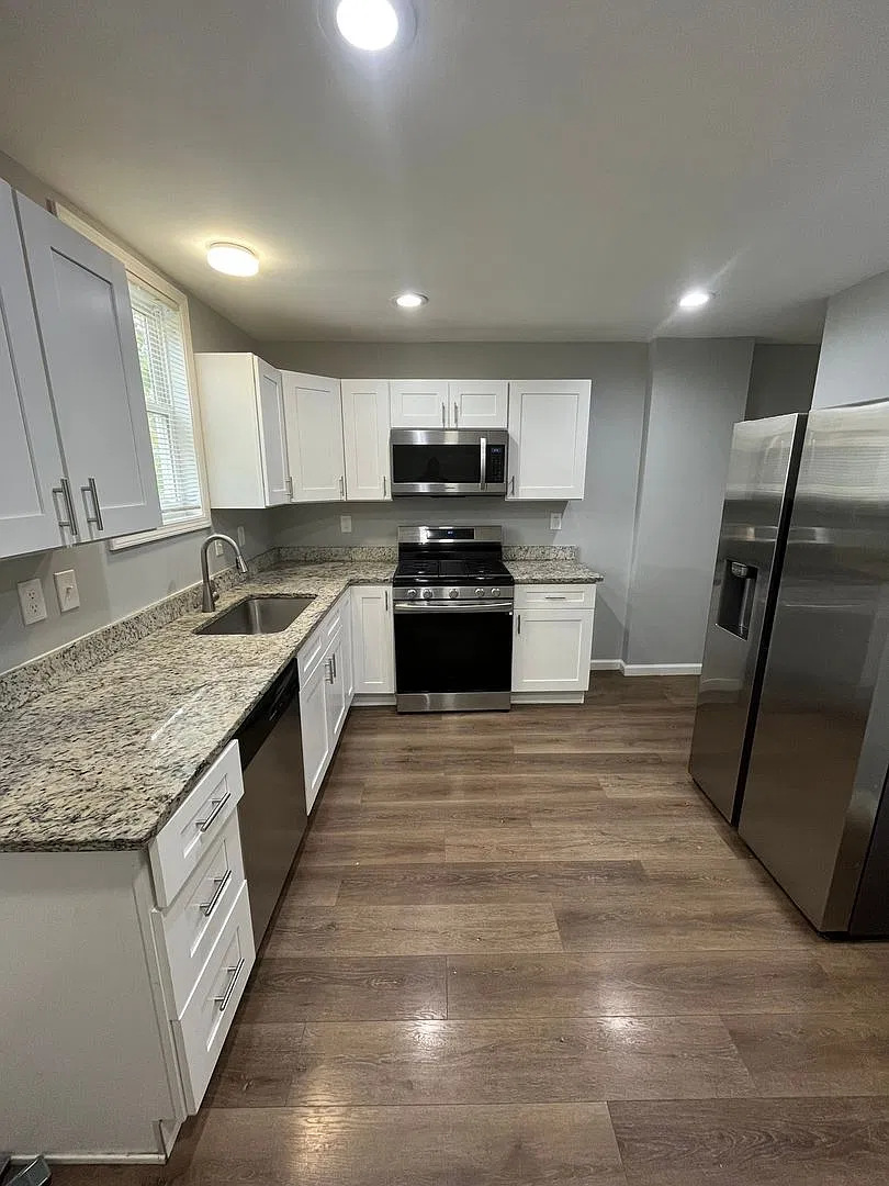 Beautifully Renovated 3-Bedroom Duplex! — Photo 3